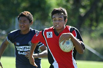 Jardan Gatt the Endeavour fullback runs the ball