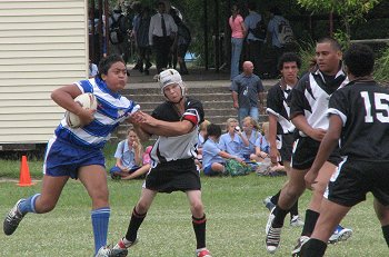Michael Kioas make plenty of meters (Photo : ourfooty media/Kirsty Fields Redcliffe SHS) 13/03/03 